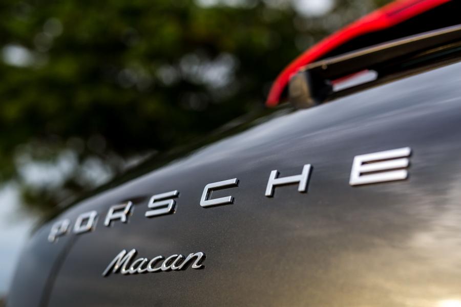 Логотип Porsche Macan SportDesign Package (95B) 2016 года  (MY) (фото 8 из 40)